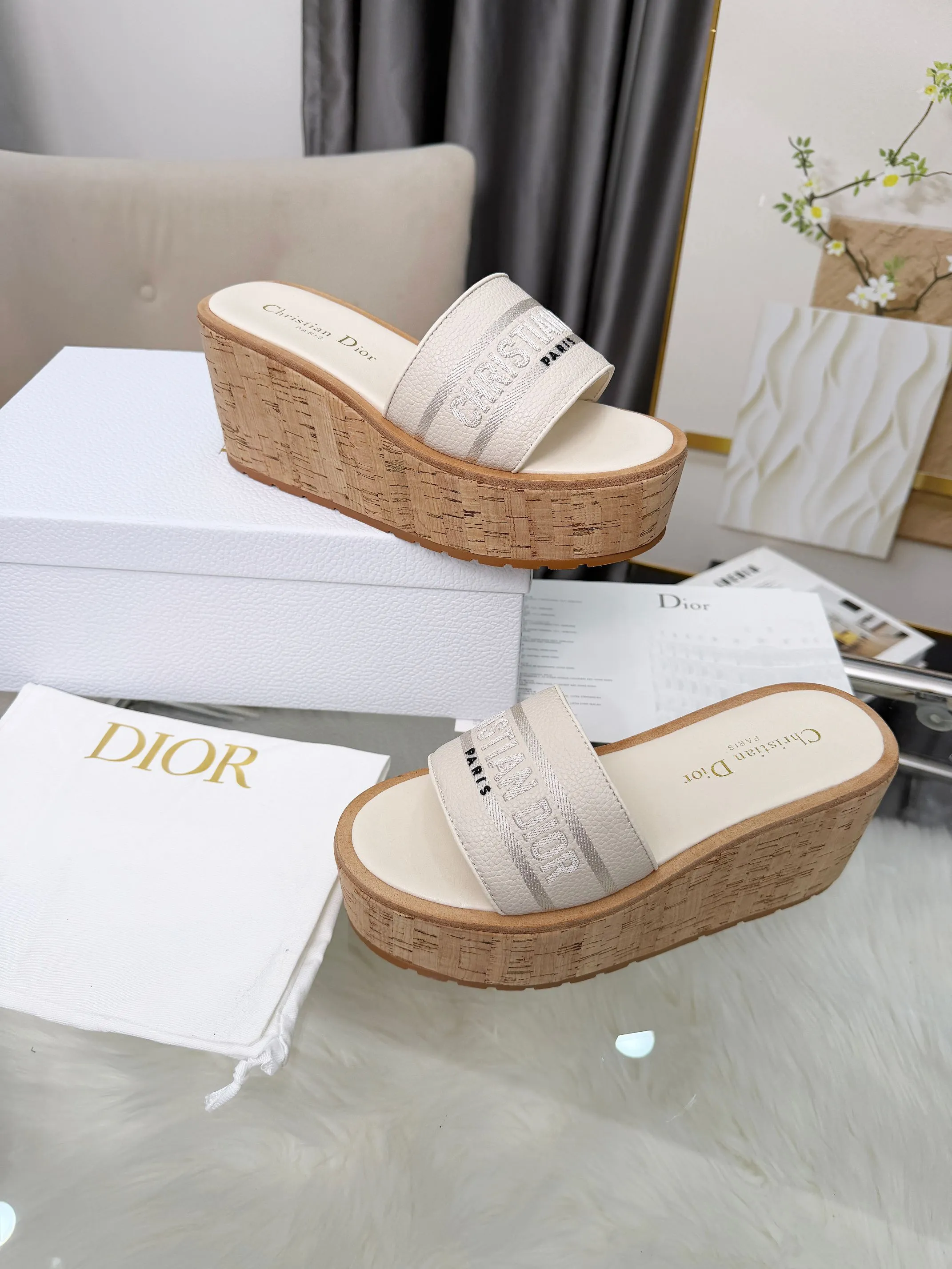 👟👟Ex-factory price 440👟👟 Dior Dior〰️Dway thick-soled wedge sandals✔️This thick-soled sandal is fashionable, casual and highly recognizable. The inspiration is cleverly combined by D's main designer into the perfect shoe shape. Paired with brand buckles, it is even more fashionable! Original version, perfect and exquisite workmanship!  Upper: pebbled leather + electric show code number; 35-39 (40-41 customized)
